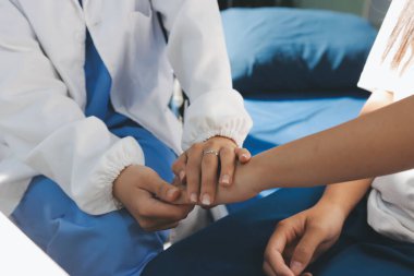 Doktor hastayı kontrol ediyor ve teşvik ediyor..