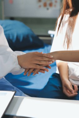 Doktor hastayı kontrol ediyor ve teşvik ediyor..