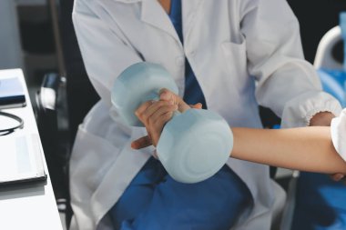 Tanımlanamayan fiziksel terapi sırasında mavi el ağırlığı kullanır