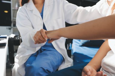 Doktor hastayı kontrol ediyor ve teşvik ediyor..