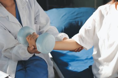 Tanımlanamayan fiziksel terapi sırasında mavi el ağırlığı kullanır