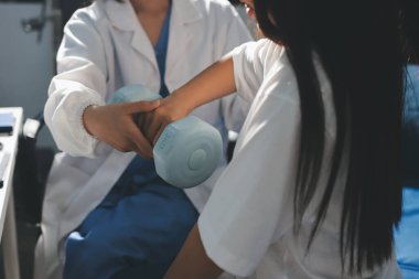 Tanımlanamayan fiziksel terapi sırasında mavi el ağırlığı kullanır