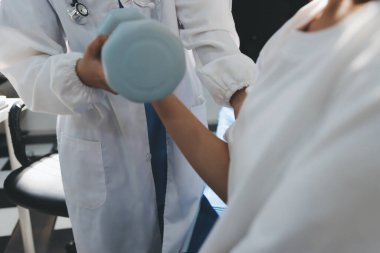 Tanımlanamayan fiziksel terapi sırasında mavi el ağırlığı kullanır