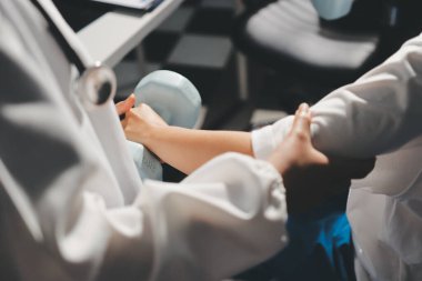 Tanımlanamayan fiziksel terapi sırasında mavi el ağırlığı kullanır