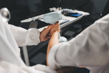 Tanımlanamayan fiziksel terapi sırasında mavi el ağırlığı kullanır