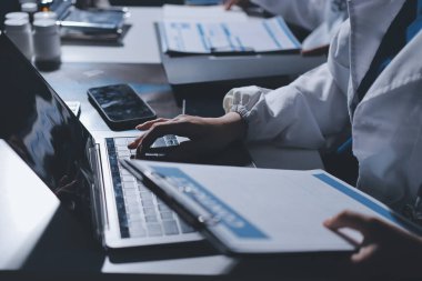 Erkek ve kadın doktorlar bir hastane odasında toplantı yapıyorlar..