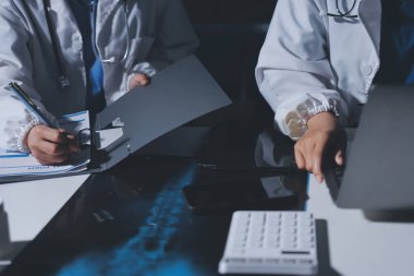 Erkek ve kadın doktorlar bir hastane odasında toplantı yapıyorlar..