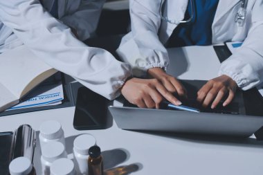 Erkek ve kadın doktorlar bir hastane odasında toplantı yapıyorlar..