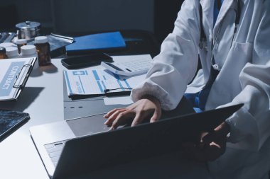 Erkek ve kadın doktorlar bir hastane odasında toplantı yapıyorlar..