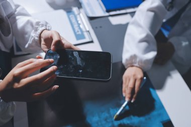 Erkek ve kadın doktorlar bir hastane odasında toplantı yapıyorlar..