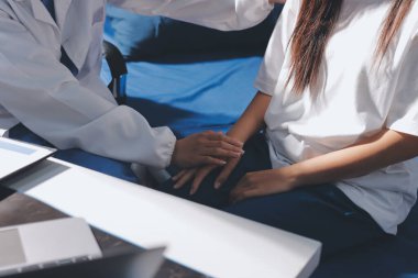 Doktor hastayı kontrol ediyor ve teşvik ediyor..