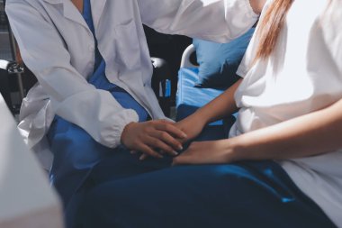 Doktor hastayı kontrol ediyor ve teşvik ediyor..