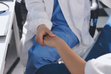 Doktor hastayı kontrol ediyor ve teşvik ediyor..