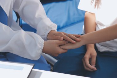 Doktor hastayı kontrol ediyor ve teşvik ediyor..