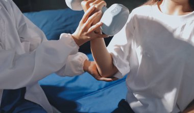 Tanımlanamayan fiziksel terapi sırasında mavi el ağırlığı kullanır