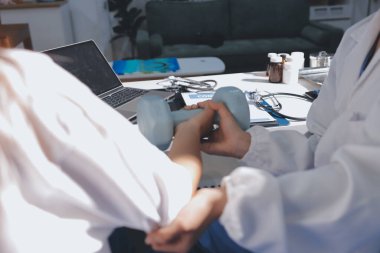 Tanımlanamayan fiziksel terapi sırasında mavi el ağırlığı kullanır