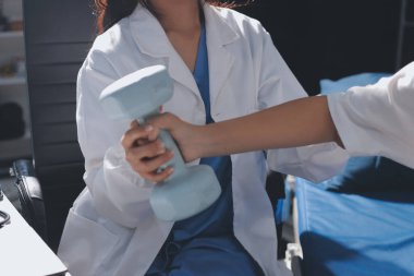 Tanımlanamayan fiziksel terapi sırasında mavi el ağırlığı kullanır