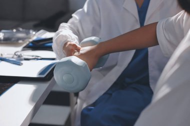 Tanımlanamayan fiziksel terapi sırasında mavi el ağırlığı kullanır