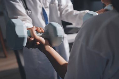 Tanımlanamayan fiziksel terapi sırasında mavi el ağırlığı kullanır