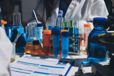 Bilimadamı laboratuarda tıbbi örnekleri mikro plakaya yerleştiriyor.