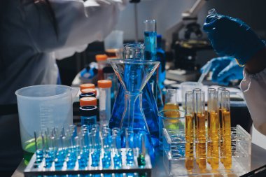 Bilimadamı laboratuarda tıbbi örnekleri mikro plakaya yerleştiriyor.