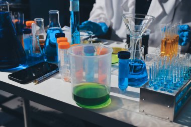 Bilimadamı laboratuarda tıbbi örnekleri mikro plakaya yerleştiriyor.