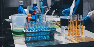 Bilimadamı laboratuarda tıbbi örnekleri mikro plakaya yerleştiriyor.