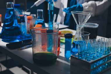 Bilimadamı laboratuarda tıbbi örnekleri mikro plakaya yerleştiriyor.