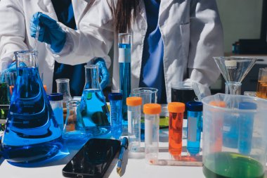 Bilimadamı laboratuarda tıbbi örnekleri mikro plakaya yerleştiriyor.