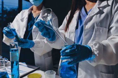 Bilimadamı laboratuarda tıbbi örnekleri mikro plakaya yerleştiriyor.