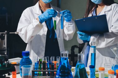 Bilimadamı laboratuarda tıbbi örnekleri mikro plakaya yerleştiriyor.