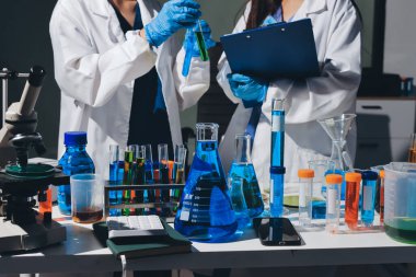 Bilimadamı laboratuarda tıbbi örnekleri mikro plakaya yerleştiriyor.