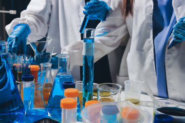 Bilimadamı laboratuarda tıbbi örnekleri mikro plakaya yerleştiriyor.