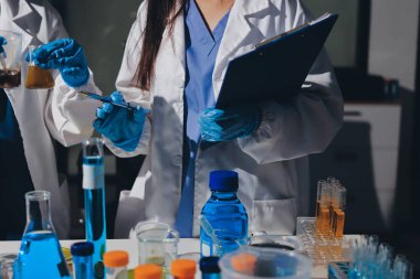 Bilimadamı laboratuarda tıbbi örnekleri mikro plakaya yerleştiriyor.