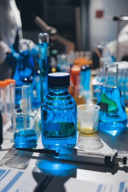 Bilimadamı laboratuarda tıbbi örnekleri mikro plakaya yerleştiriyor.