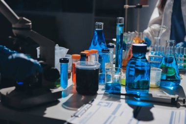 Bilimadamı laboratuarda tıbbi örnekleri mikro plakaya yerleştiriyor.