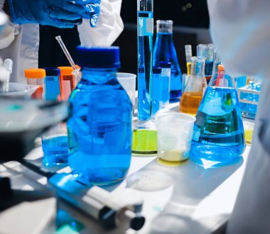 Bilimadamı laboratuarda tıbbi örnekleri mikro plakaya yerleştiriyor.