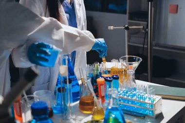 Bilimadamı laboratuarda tıbbi örnekleri mikro plakaya yerleştiriyor.