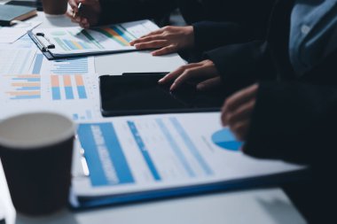 Verileri analiz eden iki iş adamı