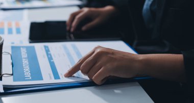 Verileri analiz eden iki iş adamı