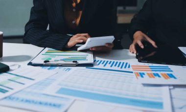 Verileri analiz eden iki iş adamı