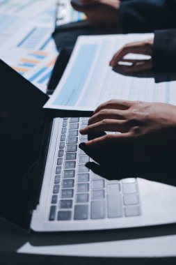 Verileri analiz eden iki iş adamı