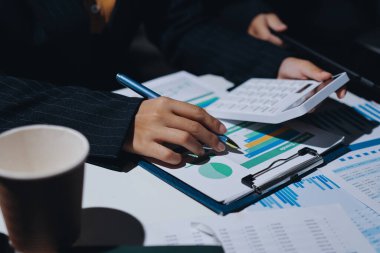 Verileri analiz eden iki iş adamı