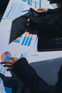 Verileri analiz eden iki iş adamı