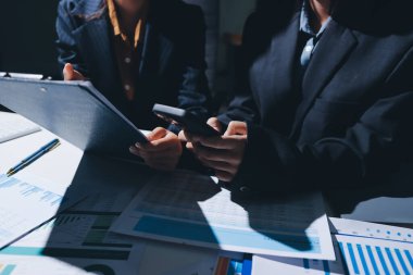 Verileri analiz eden iki iş adamı