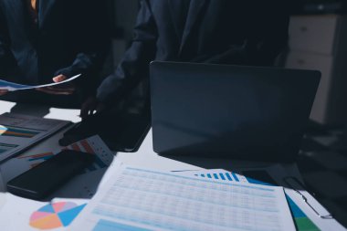 Verileri analiz eden iki iş adamı