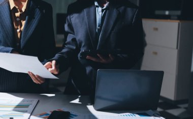 Verileri analiz eden iki iş adamı