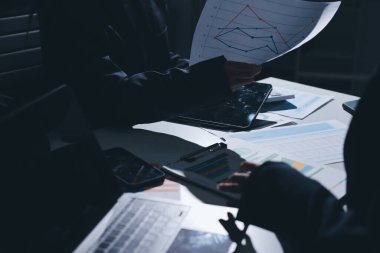 Finans veri harcamaları belgesi üzerinde çalışan bir grup iş kadını.