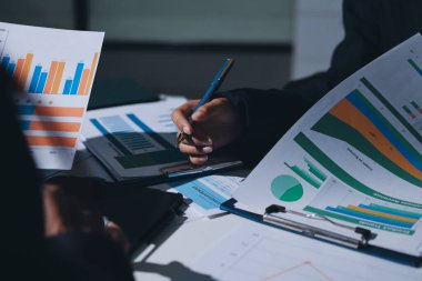 Finans veri harcamaları belgesi üzerinde çalışan bir grup iş kadını.