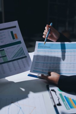 Finans veri harcamaları belgesi üzerinde çalışan bir grup iş kadını.